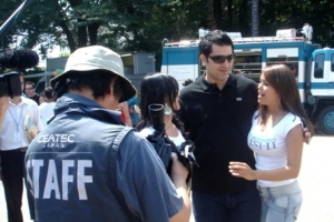 Edu Guedes posta fotos de matérias para o “Hoje em Dia” no Japão, em seu blog