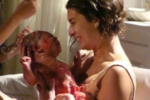 Paraíso: Últimos Capítulos – Mariana faz o parto de Maria Rosa