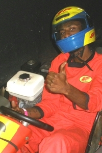 Grupo Pixote corre de kart com fãs em São Paulo