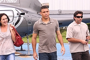 Ronaldo Fenômeno chega de helicóptero no SBT para se encontrar com Silvio Santos