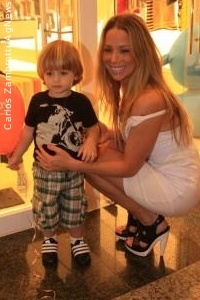 Danielle Winits e Cássio Reis lançam linha de roupas com nome do filho