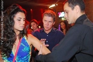 Viver a Vida: Marcos conhece Dora em boate