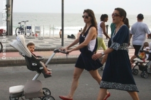 Lavínia Vlasak passeia com o filho pela orla no Leblon