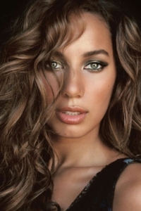 Cantora britânica Leona Lewis é agredida em sessão de autógrafos