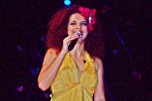 Cantora Vanessa da Mata estaria tentando adotar três crianças, informa jornal