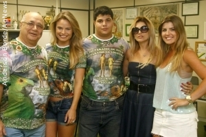 Íris Stefanelli, Natália Casassola e Antônia Fontenelle visitam barracão de escola de samba no Rio