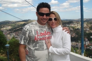 Cantor Vavá aproveita aniversário para noivar