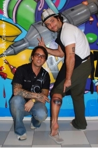 Bruno Gagliasso faz uma enorme tatoo na perna