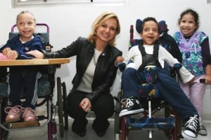 Eliana, embaixadorada Teleton, visita a AACD