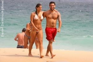 Priscila Fantin curte praia com o namorado