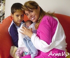 Renata Banhara está cheia de mimos e muito bem acompanhada