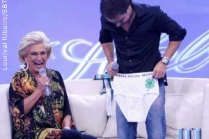 Hebe presenteia Felipe Massa com cueca da sorte