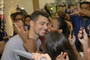 Cauã Reymond é cercado por fãs na Bahia