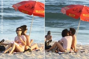 Maria Flor troca beijos com o namorado em praia carioca