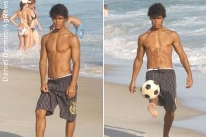 Micael Borges exibe corpo sarado em praia carioca