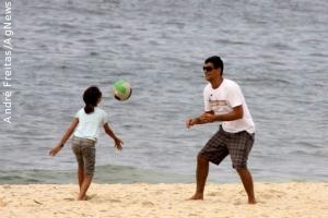 Eduardo Moscovis joga vôlei com a filha em praia no Rio