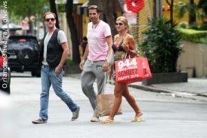 Mirella Santos é clicada fazendo compras em São Paulo
