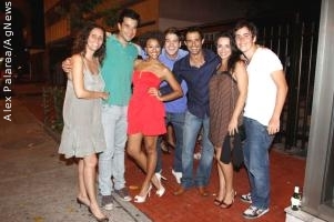 Sheron Menezes comemora aniversário ao lado de amigos famosos