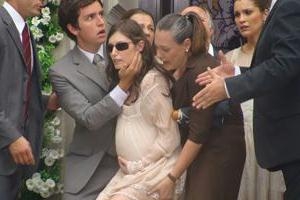 Caras & Bocas: Anita entra em trabalho de parto