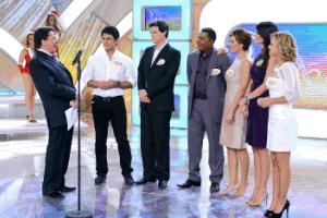 Em clima de Natal, Silvio Santos recebe o casting do SBT