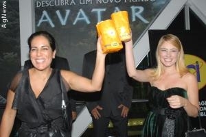 Glória Pires comemora estreia de filme com pipoca