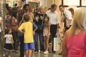 Xuxa causa alvoroço em shopping carioca
