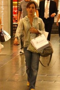 Gabriela Duarte faz compras em shopping