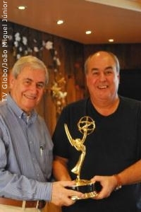 Estatueta do Emmy de Caminho das Índias chega às mãos de Roberto Irineu