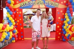 Danielle Winits e Cássio Reis comemoram aniversário do filho em circo
