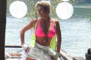 Ana Maria Braga posta foto de biquíni em seu blog