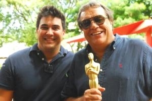 André Marques entrega Oscar do Video Show para Dennis Carvalho
