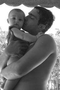 Thiago Rodrigues posta foto de seu filho em blog