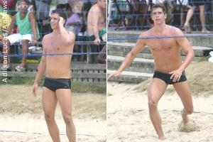 Márcio Garcia joga futevôlei em praia no Rio