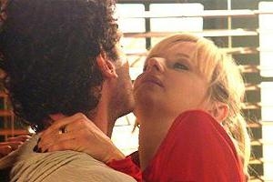 Viver a Vida: Alice seduz e beija Bernardo em seu apartamento