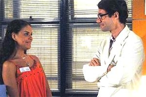 Viver a Vida: Neto, o médico que substitui Miguel, chama a atenção de Mia