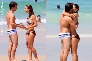 Carolina Dieckmann troca beijos com o marido em praia carioca