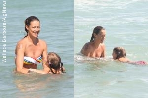 Luana Piovani brinca com criança em praia no Rio