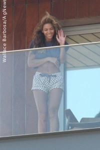 Beyoncé aparece de pijama na varanda do hotel