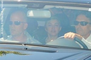 Madonna desembarca no Brasil com os filhos