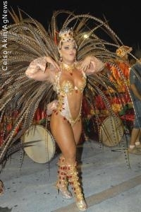 Viviane Araújo desfila pela Mancha Verde