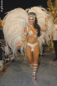 Amanda Françozo comemora terceiro lugar da Vai-Vai, na avenida