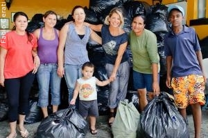 Karina Bacchi distribui alimentos e roupas na comunidade de Paraisópolis em São Paulo