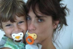 Carolina Dieckmann aparece de chupeta em foto com o filho