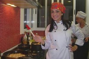 Francine vira chef de cozinha e prepara jantar para fãs