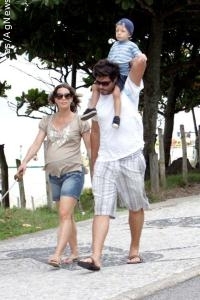 Thiago Lacerda passeia com a mulher e o filho