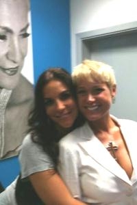 Ivete Sangalo posta foto ao lado de Xuxa na gravação do programa da Hebe