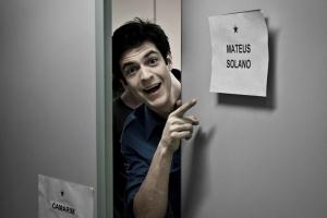 Mateus Solano estrela campanha publicitária