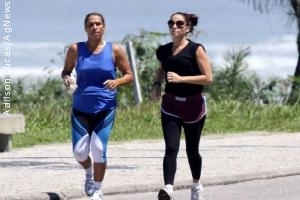 Grávida, Giovanna Antonelli corre na orla de praia carioca