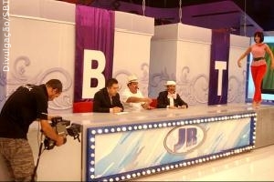 Ratinho grava piloto no novo cenário de seu programa