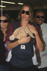 Gisele Bündchen desembarca em São Paulo com o filho